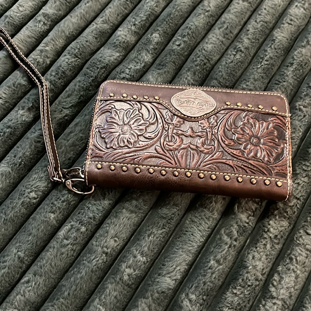 Trinity Ranch Wristlet Organizer Wallet 100% Tooled Leather Zip Close Pockets.